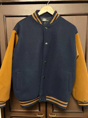 80년대풍 바시티 자켓