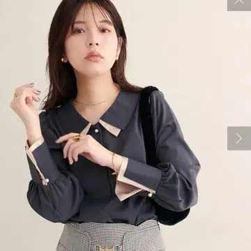 새상품 osono 배색 카라 블라우스 차콜 그레이 내추럴 꾸뛰르