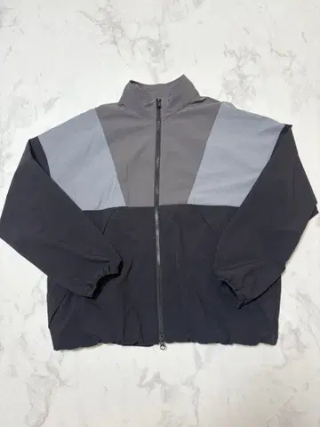 그레이/블랙 나일론 자켓과 팬츠 세트