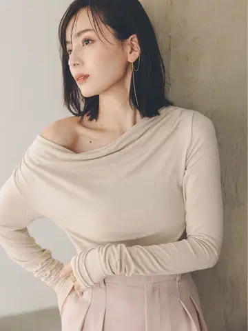 anuans [택 포함 새상품] 개더 드레이프 컷 상의 베이지