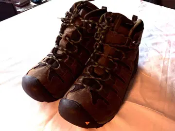 새상품급 KEEN 남성용 미드컷 방수 트레킹 슈즈 하자품