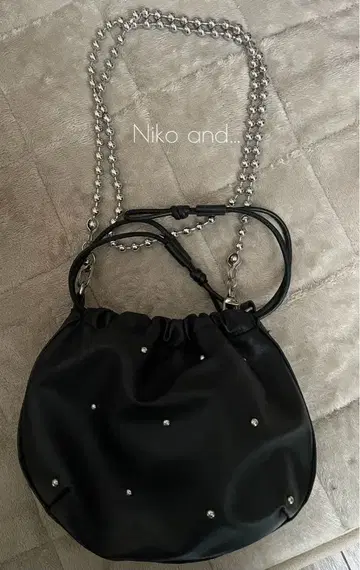 니코앤드 - 비쥬 장식 블랙 복조리형 숄더백