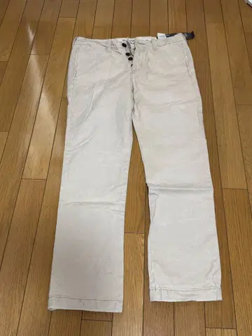 크림색 치노 팬츠