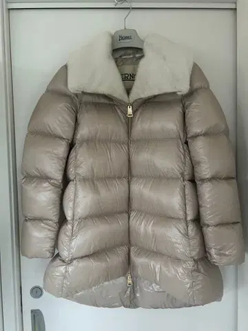 Herno 베이지 퍼 다운 자켓 40 헬로