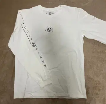 adultvirus 아다루토바이러스 STAFF 롱 T셔츠