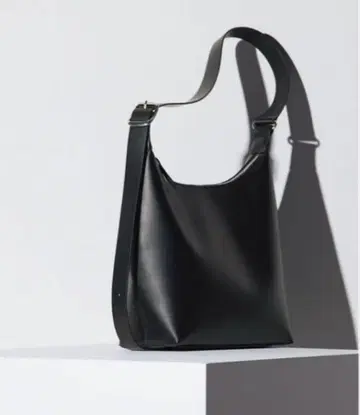 UNIQLO 레더 터치 스퀘어 숄더백