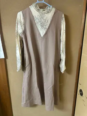 베이지 V넥 레이스 원피스