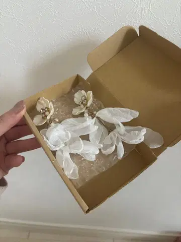 화이트 꽃 모티브 귀걸이