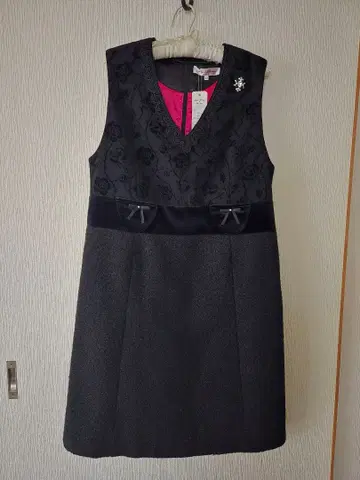 이번 시즌 슈퍼 뷰티 블랙의 플로키 가공 오버롤 스커트