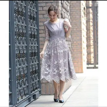 그레이 꽃무늬 자수 반팔 미디 원피스