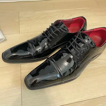 롱노즈 레이스업 에나멜 신발 블랙