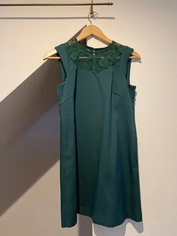 그린 슬리브리스 드레스 레이스 디자인