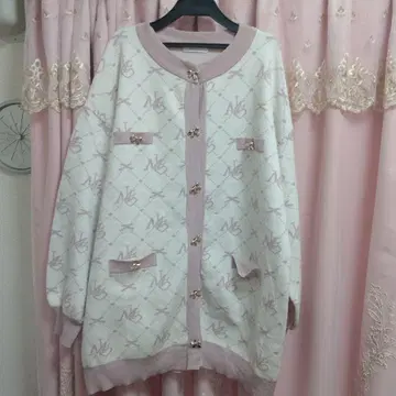 모노그램 패턴 리본 버튼 넉넉한 루즈 실루엣 니트 원피스