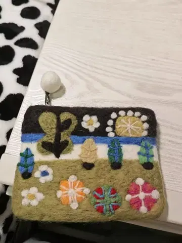 컬러풀한 꽃무늬 펠트 파우치