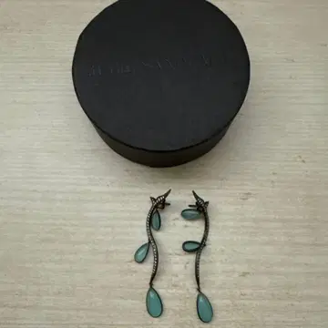 JULIE SANDLAU 엘레강트 롱 귀걸이