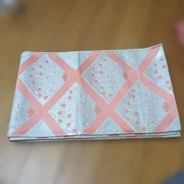 전통적인 일본 의류용 오비 핑크와 은색