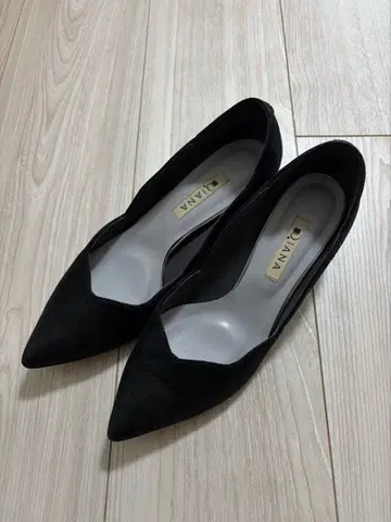 다이애나 스웨이드 펌프스