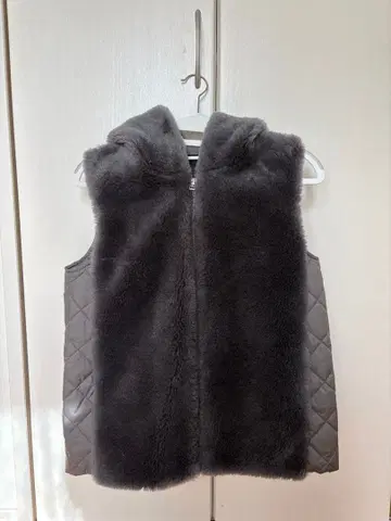 DAMA collection 후드 부착 그레이 퍼 베스트