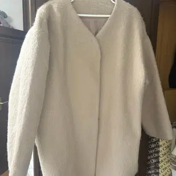 베이지 복슬복슬 무스탕 코트