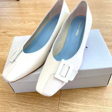 오데뜨 앤 오딜 OFD 가죽 버클 펌프스 화이트