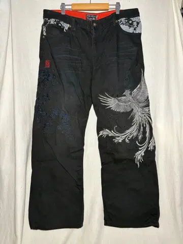 카라쿠리타마시 일본풍 패턴 자수 블랙 팬츠