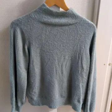 연한 파란색 라메 믹스 하이넥 스웨터