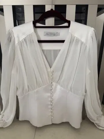 화이트 V넥 블라우스 펄버튼