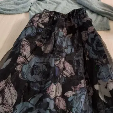 플레어 스커트 블랙과 파랑 꽃무늬