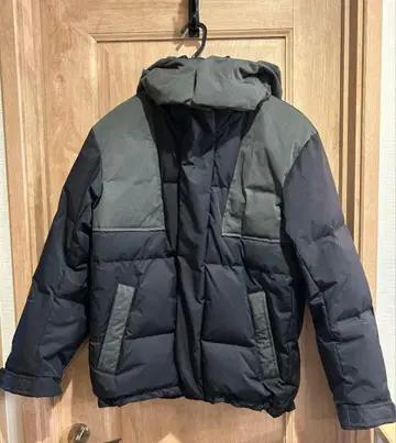 UNIQLO +J 다운 오버사이즈 후드티 블랙 x 카키 S 사이즈