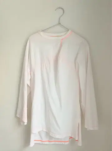 나곤스탠스 비대칭 변형 긴팔 티셔츠 화이트