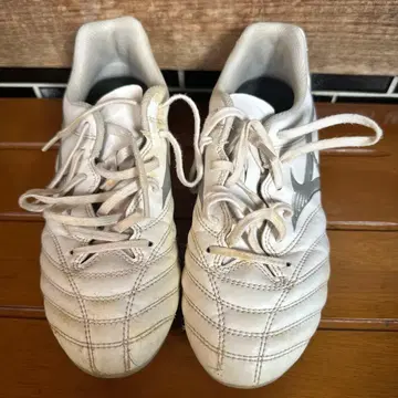 화이트 스파이크 슈즈 퀼팅 디자인