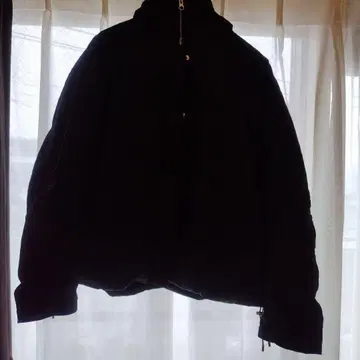 후드 부착 블랙 다운 자켓