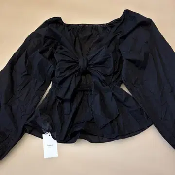 언그리드 백 오픈 볼륨 블라우스