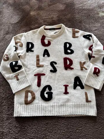 블랙 라벨 알파벳 무늬 니트 스웨터