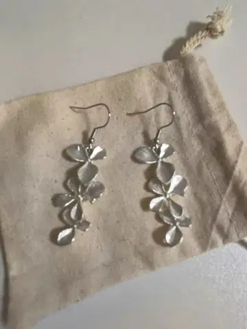 실버 플라워 모티브 귀걸이