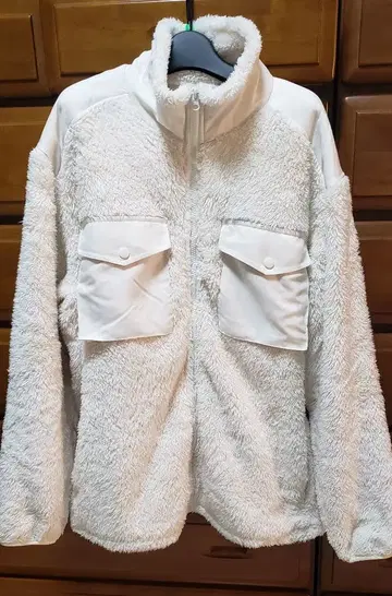 유니클로 UNIQLO 화이트 플리스 자켓 포켓 부착