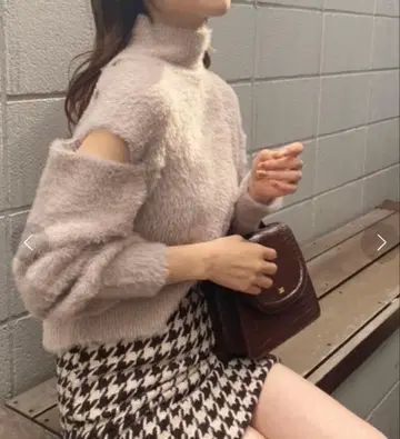 NICE CLAUP 어깨 트임 멀티 웨이 페더 니트 스웨터 베이지