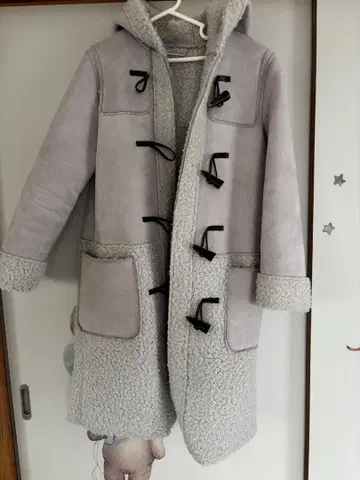 미라 오웬 후드 부착 라이트 그레이 무스탕 코트