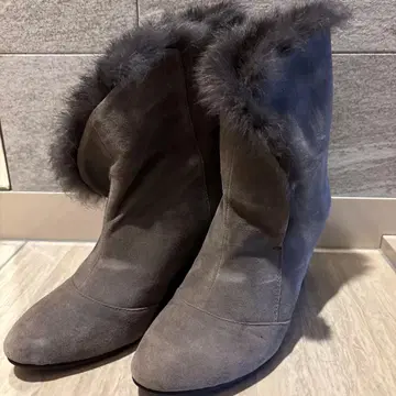 퍼 달린 그레이 웨지 부츠