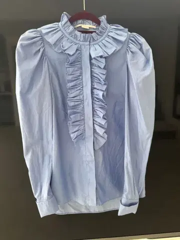 프릴 달린 옅은 파랑색 긴팔 블라우스