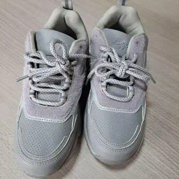 그레이 스웨이드 스니커즈