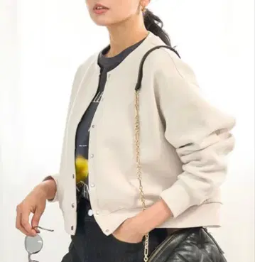 크림색 긴팔 맨투맨 가디건