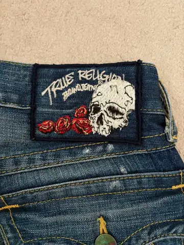 TRUE RELIGION 스컬 자수 데님