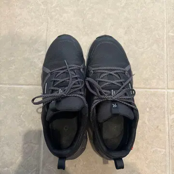 On 블랙 트레일 러닝화