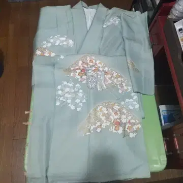 연한 녹색 매화와 우마차 무늬의 츠케사게 호몬기