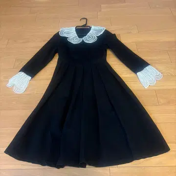 블랙 긴팔 원피스 프릴 카라 부착