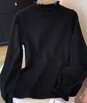 프릴 하이넥 블랙 니트