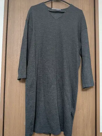 띠어리 루스 다크 그레이 V넥 원피스