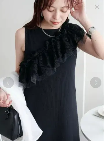 프릴 장식 블랙 슬리브리스 원피스