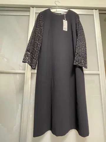 23구 레이스 소매 블랙 원피스